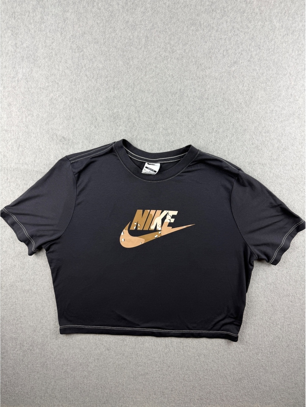 Nike Womens XL Crop Top desert camo  Swoosh Graphic Slim Fit Contrast Stitch Tee